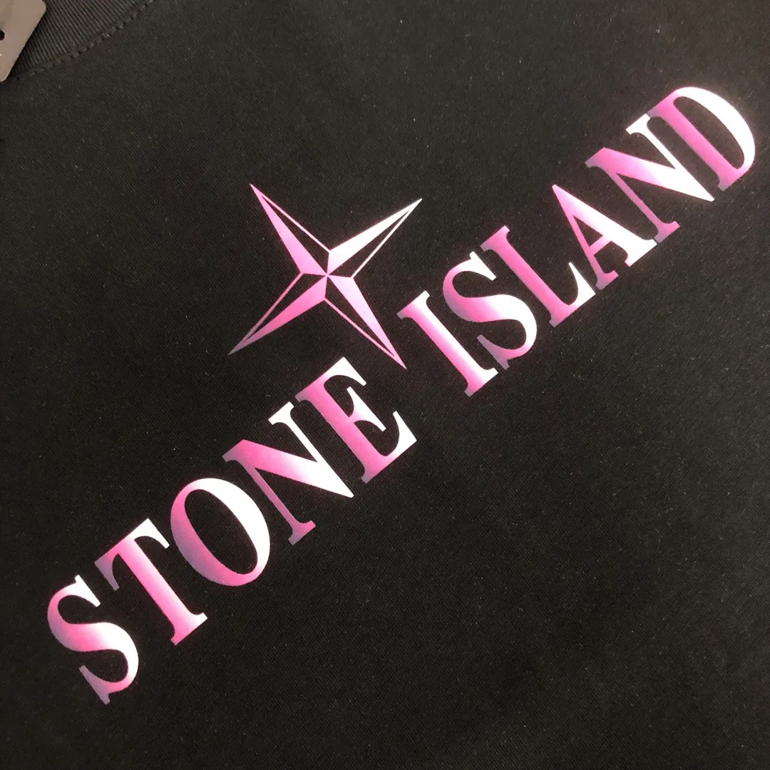 P180 Stone Island 2025 latest T-shirt, couple style ~ original order, fashionable and casual short T-shirt, specially made of customized cotton fabric ~ 100% cotton T-shirt ~ pre-washed to prevent deformation and shrinkage problem, more comfortable and breathable on the body ~ all available from stock ~ unique design style, trendy must-have item, complete with three standards 👍 Color: black/white/dark gray Size: S M L XL (larger version Please state your height and weight when placing an order)